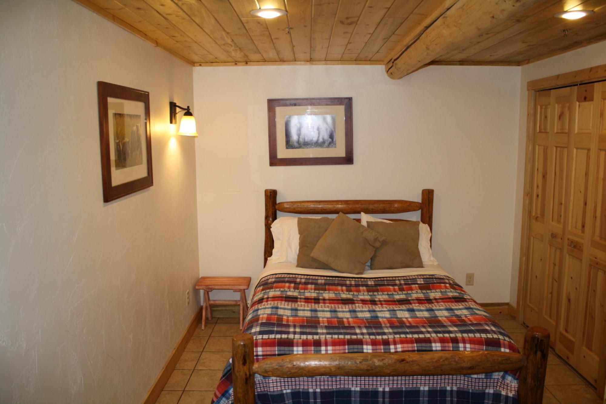 Wapiti Lodge Room photo